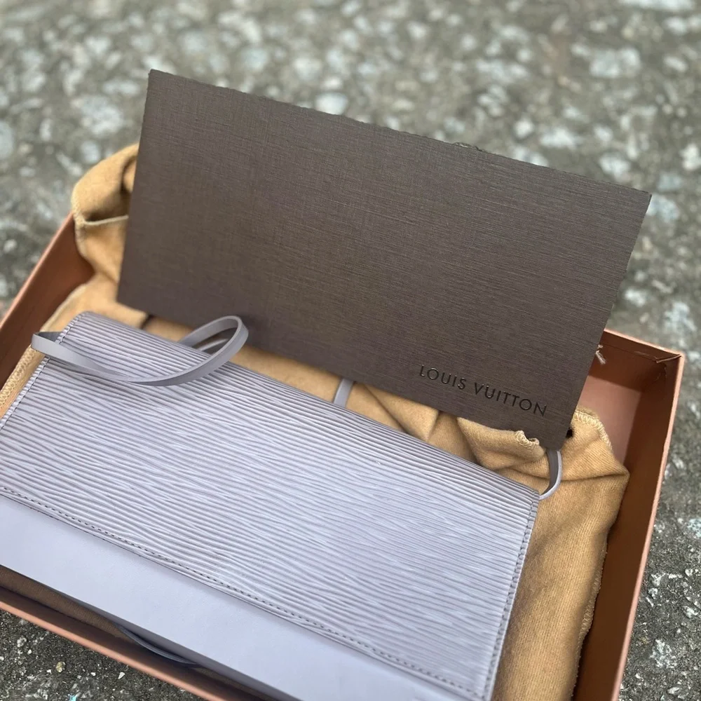 Lovely lavender LV leather bag - Picture 10 of 13